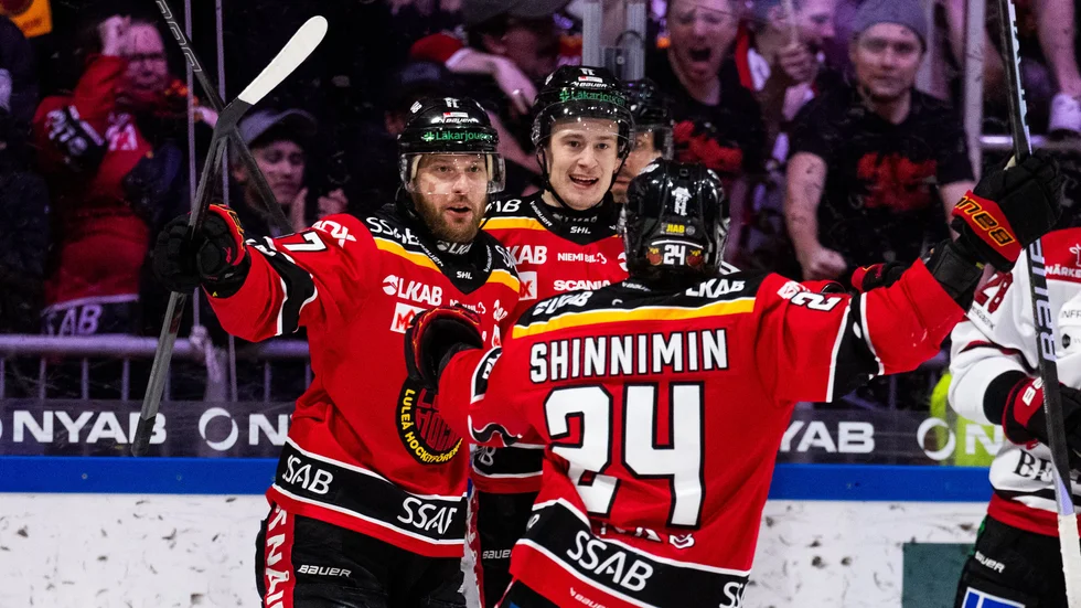 Linus Omark gjorde 1-0 på ett sätt som bara han kan. Iskallt väntade han ut Jhonas Enroth innan han vallede in pucken via Örebromålvaktens skridsko.