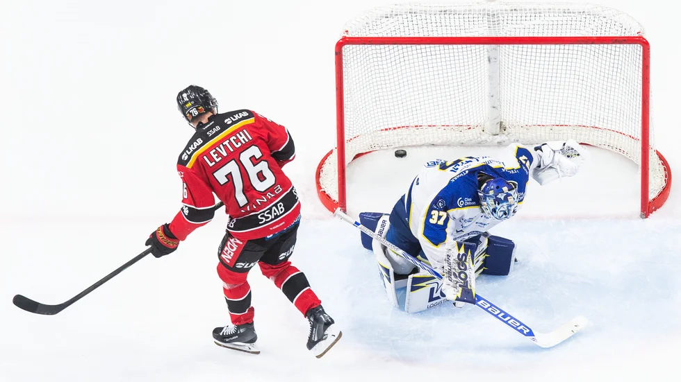 Luleås Anton Levtchi sätter avgörande 5-4 bakom Leksands målvakt Jakob Hellsten vid straffläggningen under ishockeymatchen i SHL mellan Luleå och Leksand den 7 januari 2025 i Luleå. 
Foto: Simon Eliasson / BILDBYRÅN / COP 159 / SE0272
