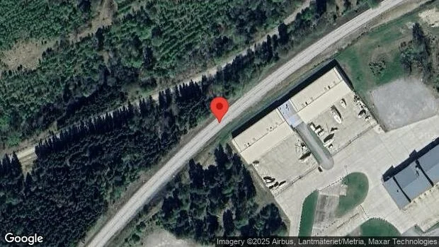 Ett körfält blockerat på grund av stillastående personbil på väg 55