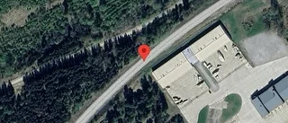 Ett körfält blockerat på grund av stillastående personbil på väg 55