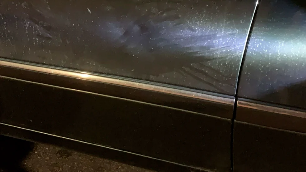 Pojkarna säger att mannen sparkade hårt i bildörren. Mannen förnekar att han gjort annat än möjligen satt upp ett knä för att förhindra dem att stiga ur bilen.