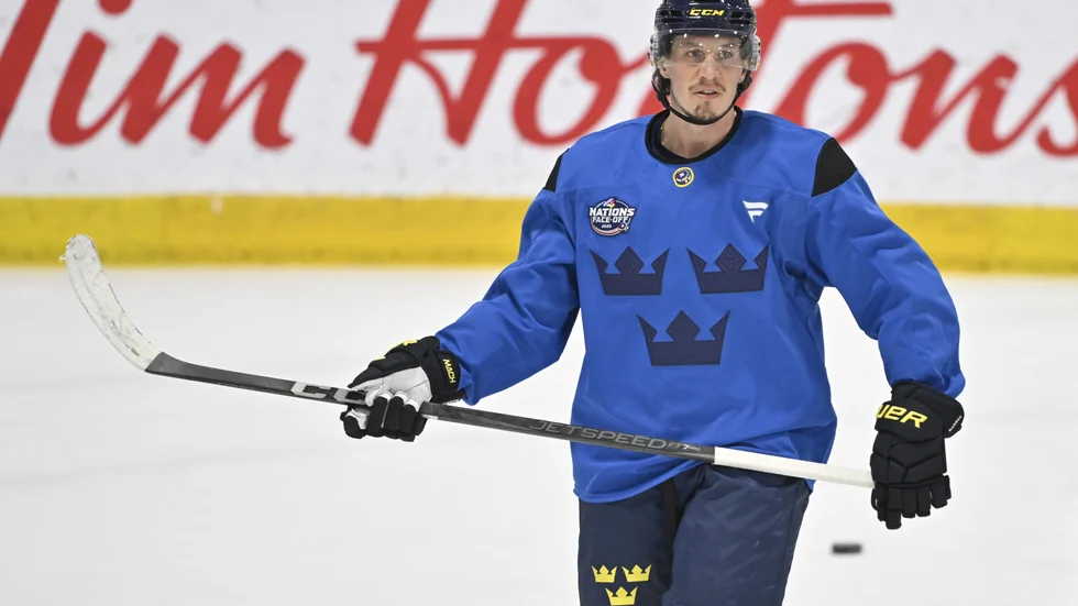 Rickard Rakell, inkallad efter återbud, tog plats i en av Tre Kronors toppkedjor.