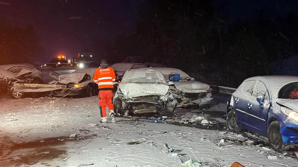 En uppsamlingsplats för bilar som krockat på E18.