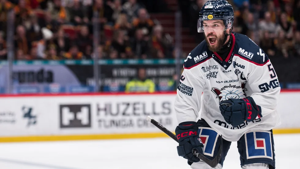 Oscar Fantenberg jublar efter att ha gjort matchavgörande 2–3-målet i tredje perioden.