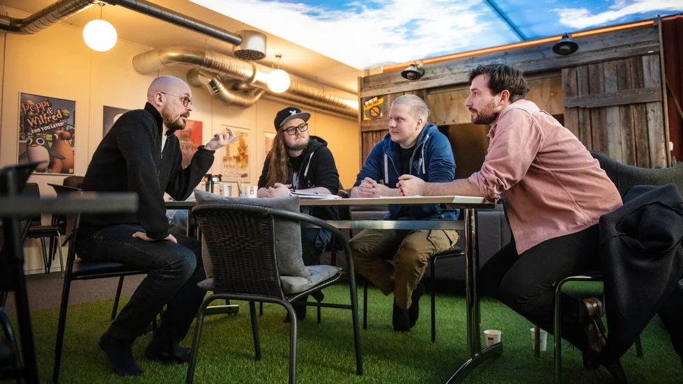 Pär Hultgren, vd på Gold Town Games, Oliver Karlsson, utbildningskoordinator på Futuregames North, Rickard Wallin, vd på Visual Magic och Tim Leinert, affärsutvecklare på Arctic Game är alla bekymrade över att det blir färre utbildningsplatser kopplade till spel och film kommande höst.