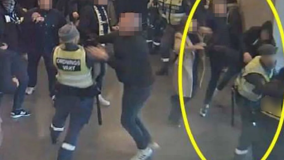 Bilden är från ett tillfälle där Eskilstunabor deltog i ett våldsamt upplopp mot ordningsvakter i Stockholm. Den här händelsen är inte med i listan.