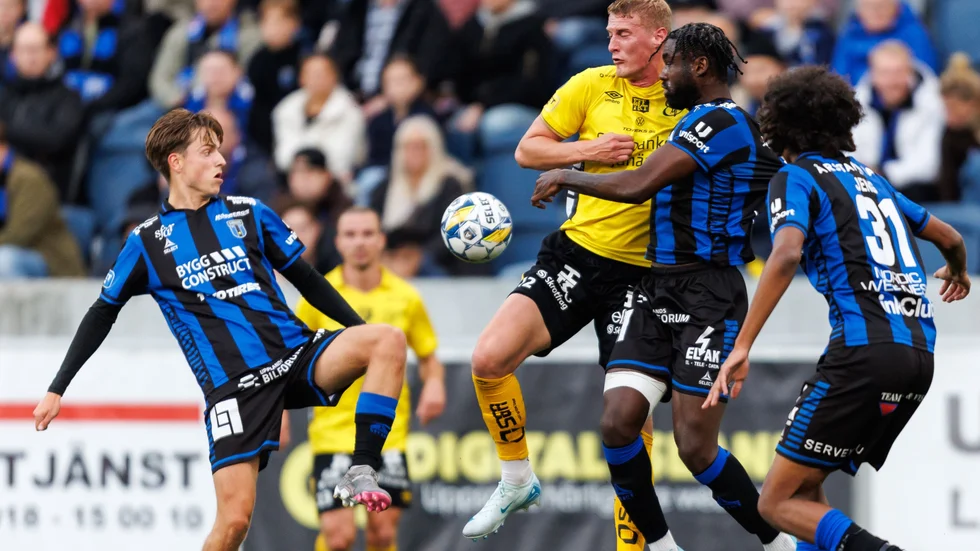  Adam Vikman (t v) och Patrick Nwadike under kampar om bllen med en gulklädd Elfsborgsspelare. Det var oftast Sirius som gick vinnande ur sådana här dueller.