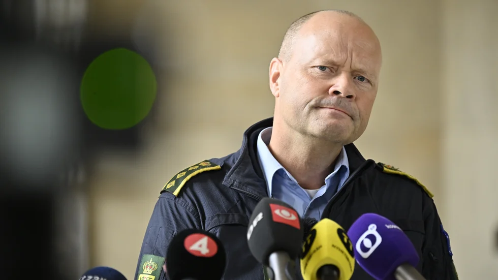 Tre unga svenskar har gripits i Danmark efter två explosioner i närheten av Israels ambassad, uppger Jens Jespersen vid Köpenhamns polis.