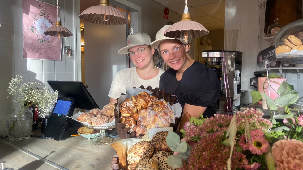 Johanna Lundvall Johansson och Fatima Lathyrus på Fröken maräng räknar med att sälja 650–750 kanelbullar under fredagen.