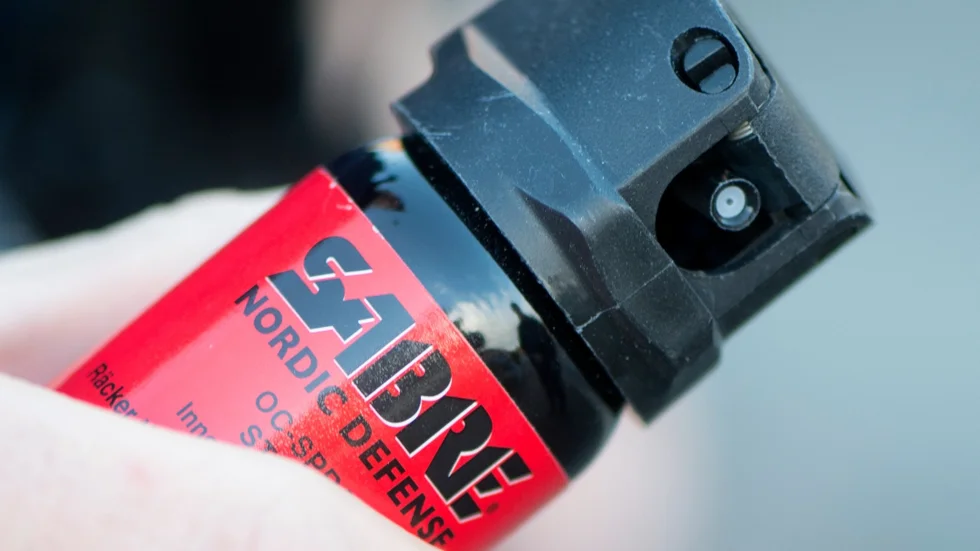 En kvinna i Strängnäs frias från åtal om vapenbrott sedan hon ertappats med så kallad försvarsspray som kräver tillstånd att inneha.