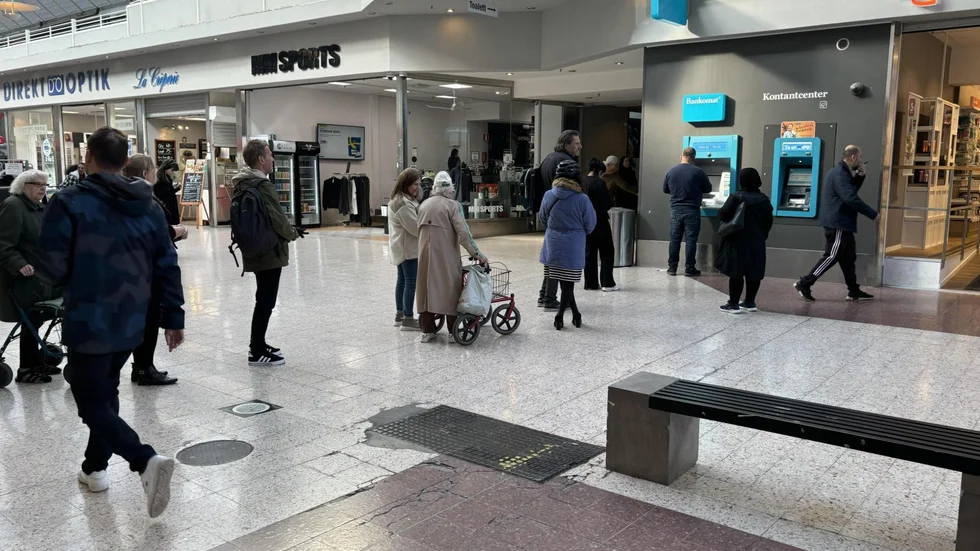 Skimning kan till exempel förekomma i samband med uttag från bankomat (genrebild).