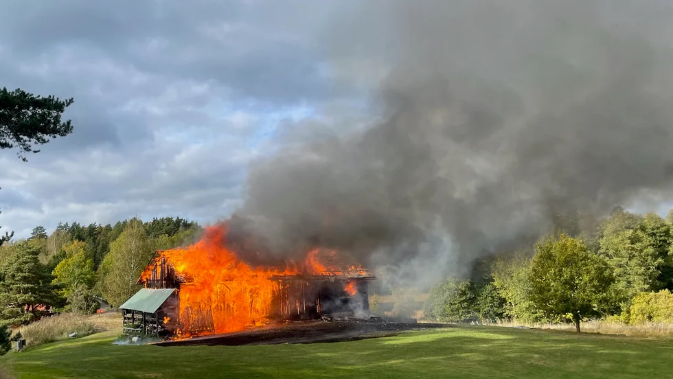 En lada drabbades av en våldsam brand på lördagseftermiddagen.
