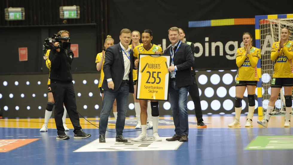 255 landskamper, det måste firas. Jamina Roberts kände sig dock lite bortkommen.