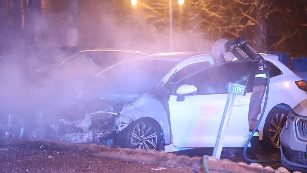 Hybridbil brann på Bröderna Berwalds väg i Uppsala vid midnatt.