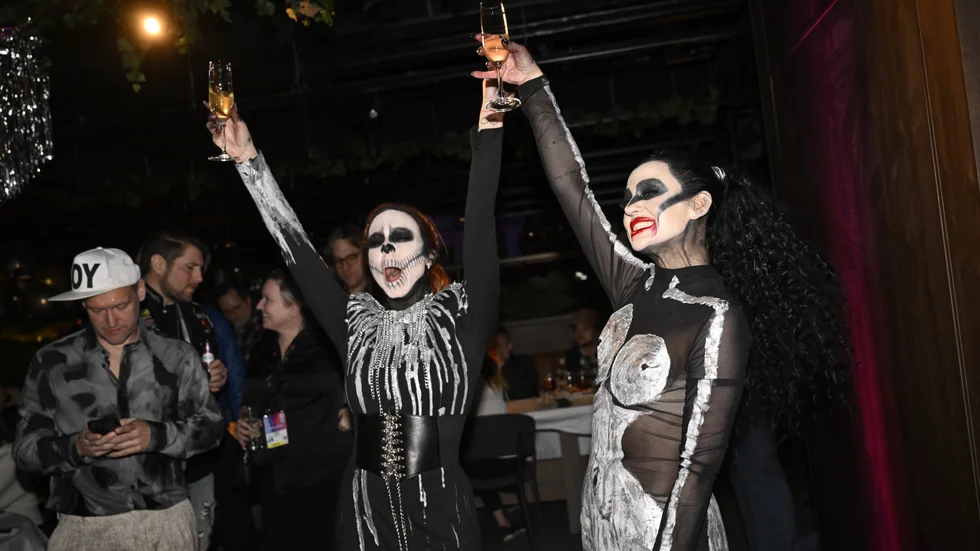 Scarlet firar på efterfesten på Quality Hotel Match efter den femte deltävlingen i Melodifestivalen 2025.