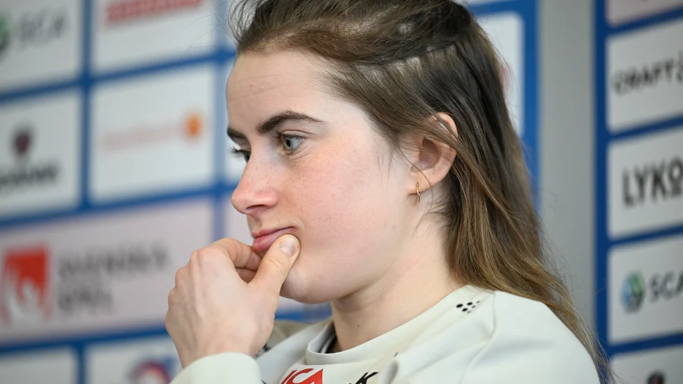 Ebba Andersson under fredagens presskonferens inför damernas skiathlon på skid-VM i Trondheim.