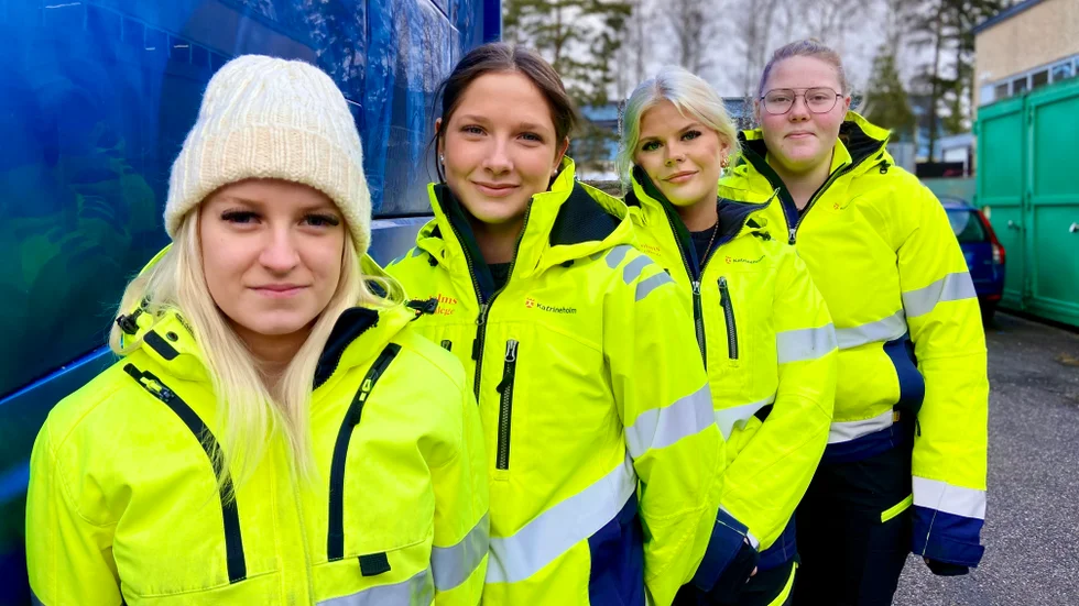 Felicia Lundgren, 17, Filippa Pettersson, 17, Wilda Karlsson, 17 och Britta Karlsson, 18, ska bli den nya generationen av lastbilschaufförer.
