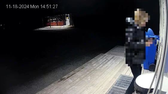 På filmen från en av övervakningskamerorna syns den ena kvinnan när hon legitimerar sig med sitt bank-id för att komma in i butiken.
