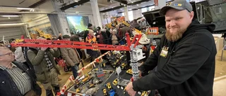 Här visar Henrik, 41, upp jättebygget – i Lego