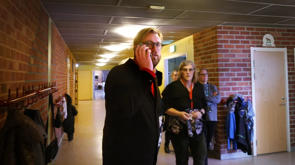 Ordföranden Oscar Lindster (S) på Högbyskolan Hemse, där barn - och utbildningsnämnden hade förlagt onsdagens sammanträde.