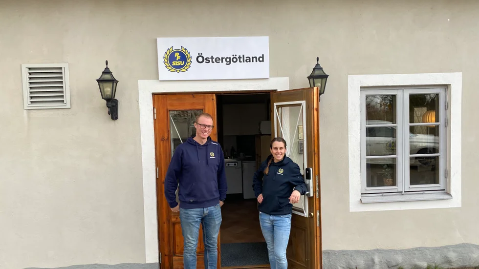 Välkommen. RF-Sisus medarbetare Mikael Dahl och Maggan Hagman har flyttat in i nya lokaler söder om Strömbron.  Här kan man ha utbildningar och konferenser och möten. Ett lusthus på tomten finns det också.
