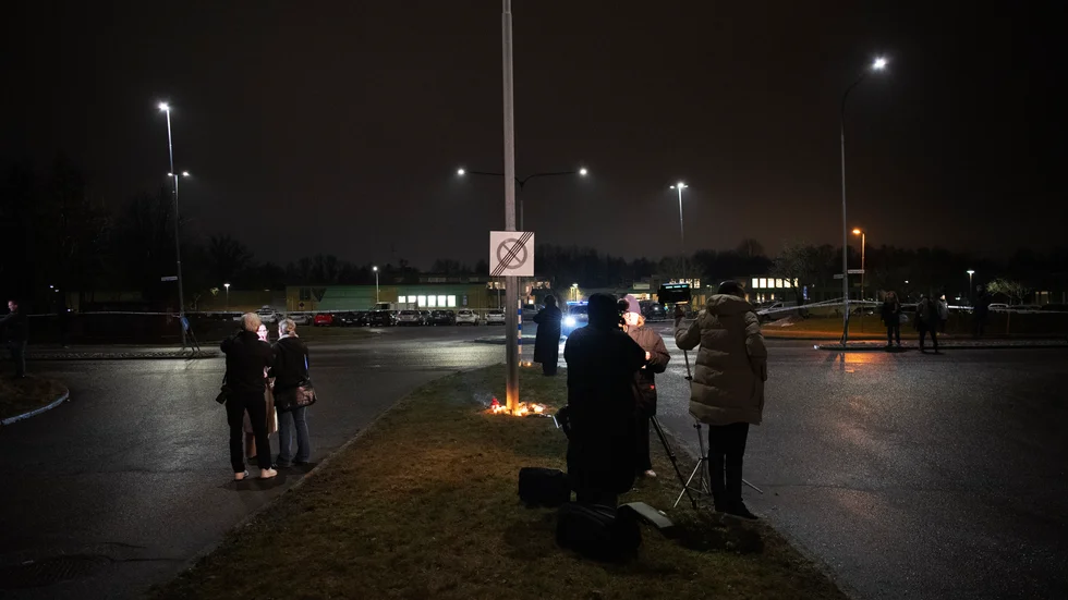 Reportrar på plats efter det dödliga dådet på Risbergska i Örebro.