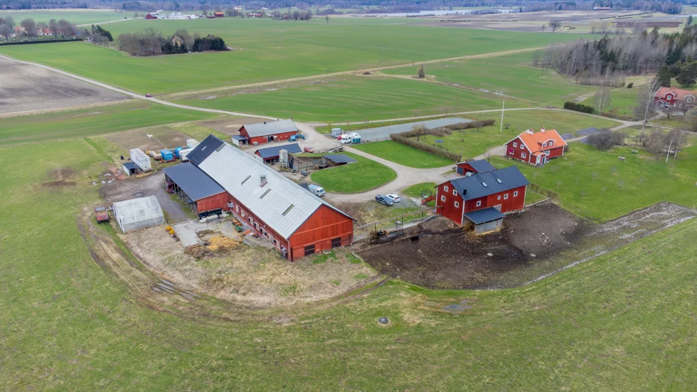 Öija gård ligger vid Stora Malm, strax utanför Katrineholm.  "Avståndet till Katrineholm är perfekt, man kan åka in och köpa en pizza på kvällen", säger Lasse Lindh.