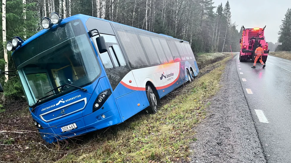Bussen körde i diket på fredag morgon. Bärgningen av skolbussen ska ske, men det behövs en bärgare till.