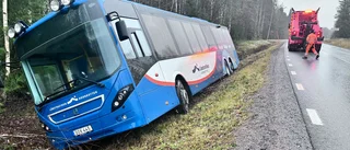 Skolbuss körde i diket efter Bensbyvägen