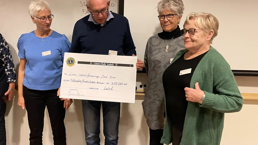 Lions Club Luleå och deras delegater överlämnar gåva om 250 000 kr till cancerforskningen i Umeå.