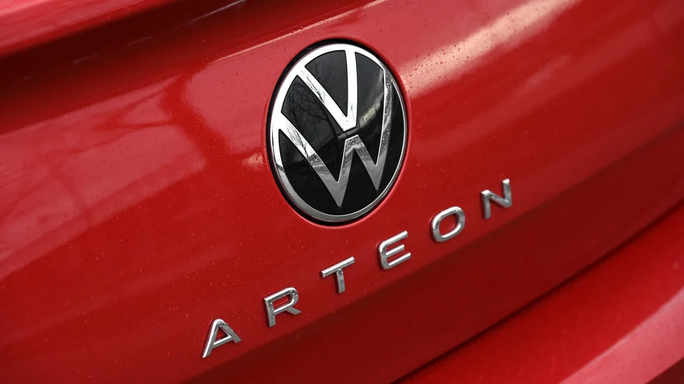 En Volkswagen Arteon hamnade i fokus när en kvinna försökte hämta ut den hos polisen. 