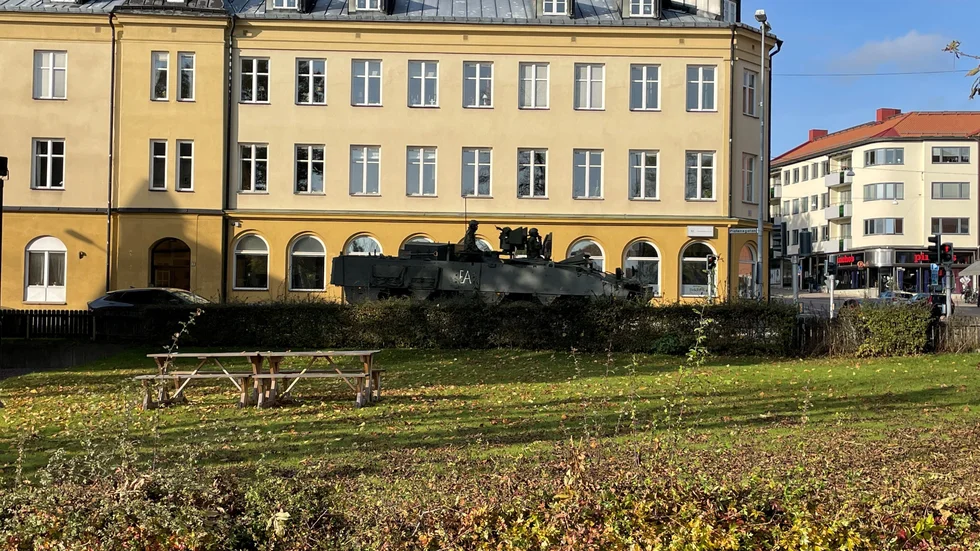 Många Motalabor reagerade under onsdagseftermiddagen att det rörde sig militärfordon i centrala Motala.