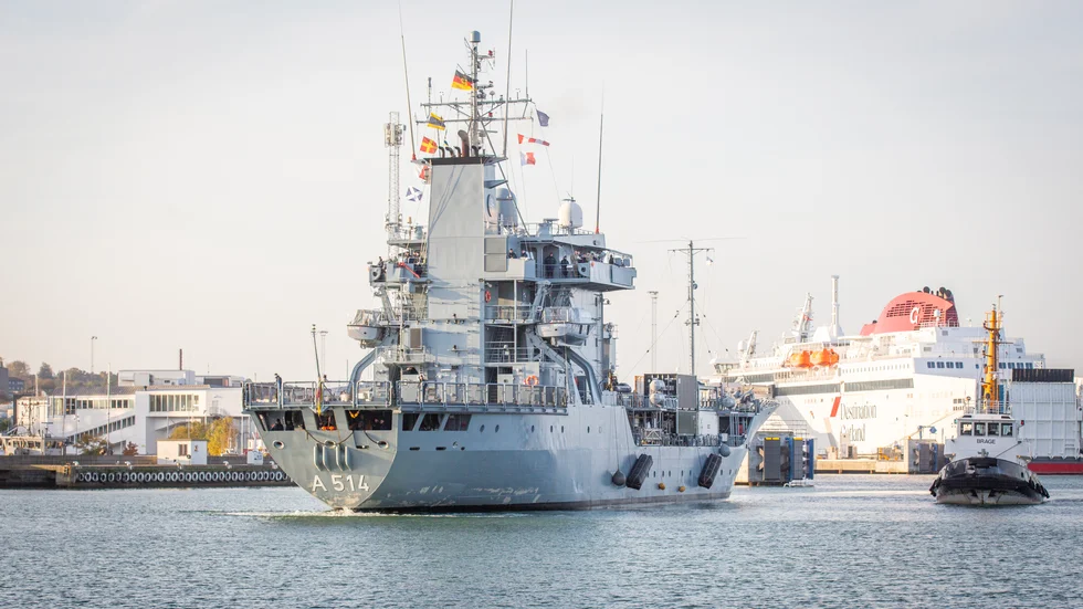 FGS Werra (A514) är flaggskepp för SNMCMG1, vilket är en av Natos två fasta minröjningsstyrkor. Under fredagsmorgonen tog sig styrkans fem fartyg in i Visby hamn. 