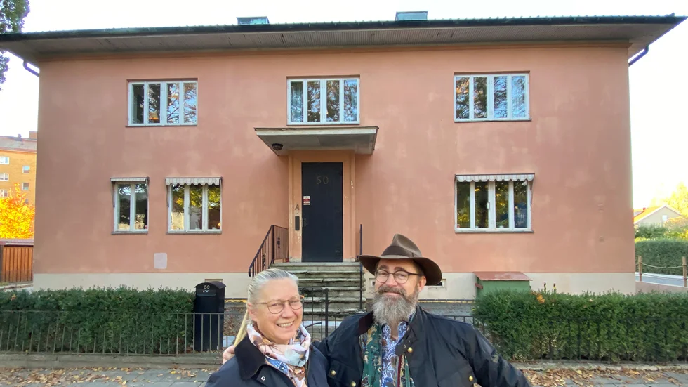 Huset på Fjärdhundragatan 50 kallas i folkmun för Dr Nilsons hus eller doktorshuset. Här bor nu Mia Näsström och Johan Boström.