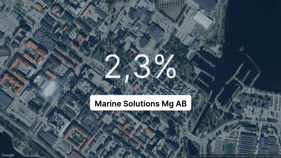 Illustrationen visar rörelsemarginalen för Marine Solutions Mg för det senaste året. Bakgrunden är en satellitbild över företagets adress.