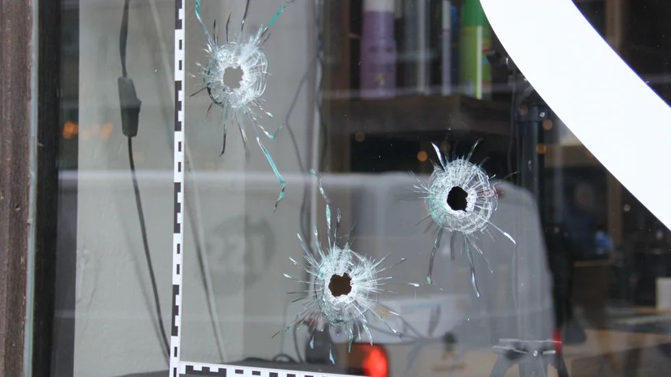 Tre skott sköts genom fönstret till en frisörsalong i centrala Uppsala på måndagskvällen. Nu uppges ägaren ha gått under jorden. 