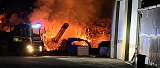 Kraftig brand på sågverk i Norrbotten – stor insats