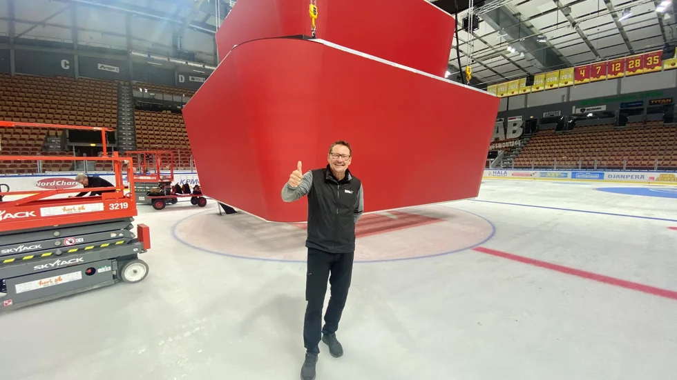 Niklas Flymalm gör tummen upp bara timmar innan nedsläpp i Coop Norrbotten Arena.