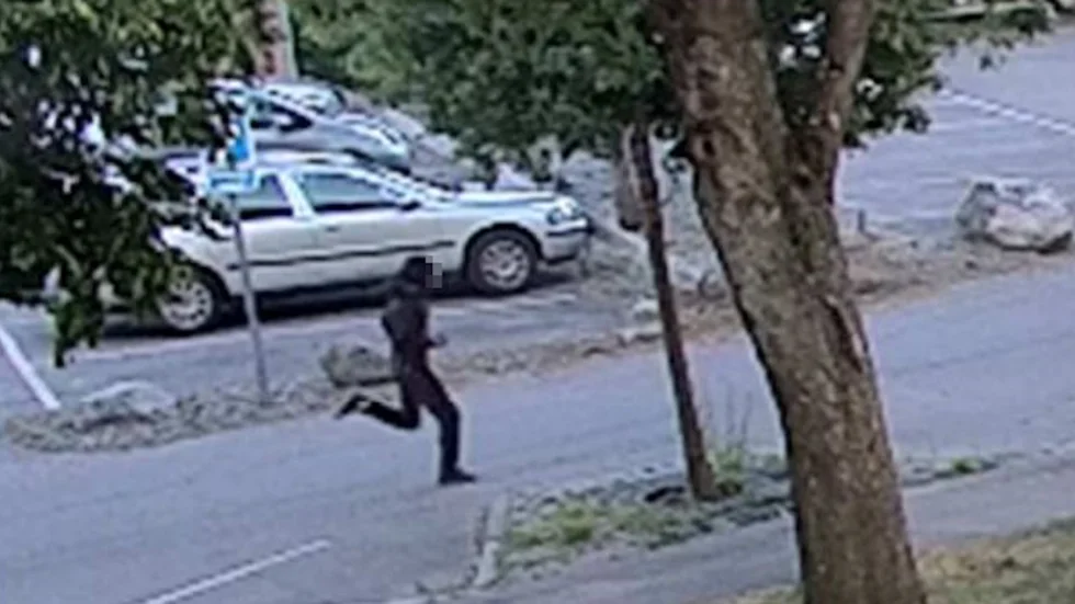 En man som pekas ut som den nu friade 19-åringen springer från brottsplatsen.