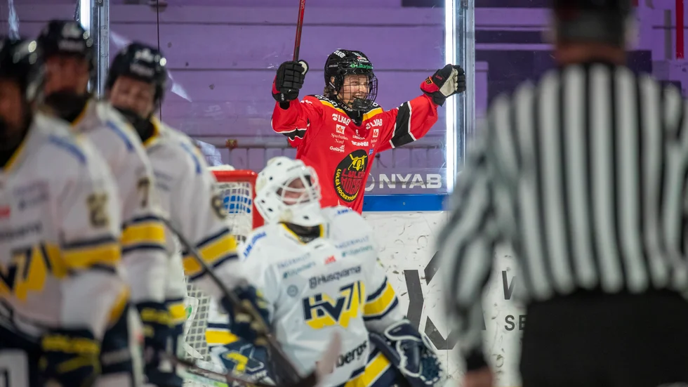 Viivi Vainikka stod för hela tre mål och tre målgivande passningar i hemmapremiären mot HV71.