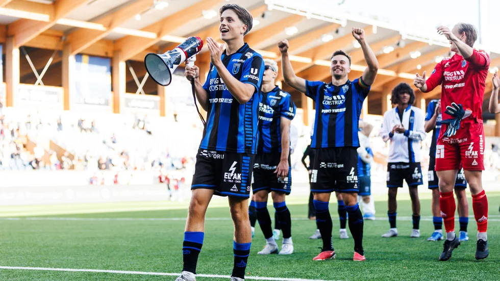 Adam Vikman och Sirius jublar efter söndagens 3-2 seger mot BP.