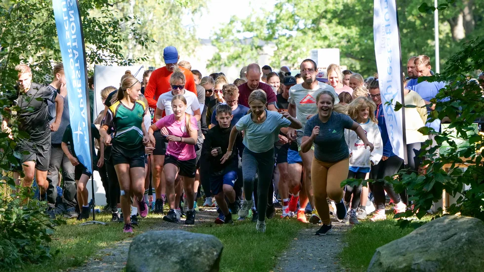 Starten av korta och långa banan på Barndiabetesloppet 2024 i Västervik.