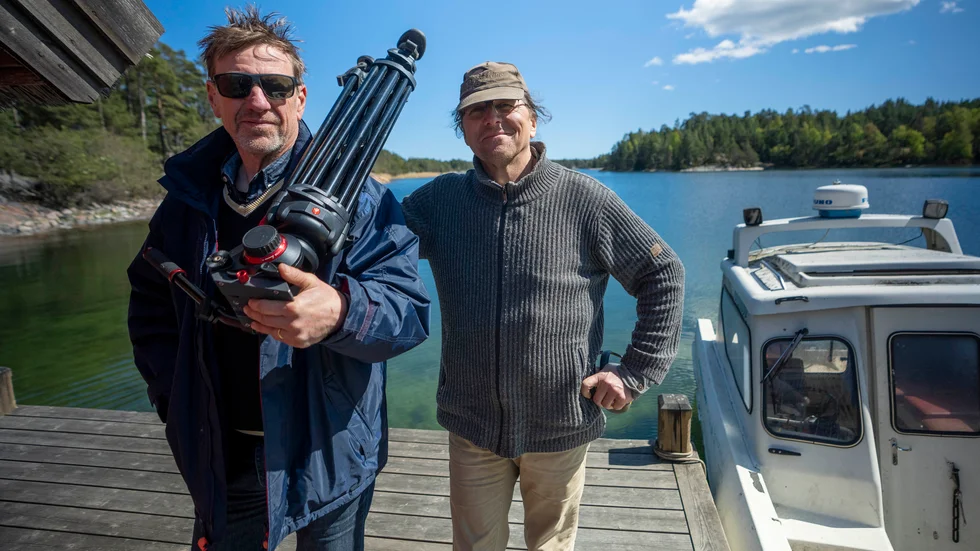 Ulf Bertilsson och Nille Kjellberg på Ringsö brygga under dokumentärprojektet.
