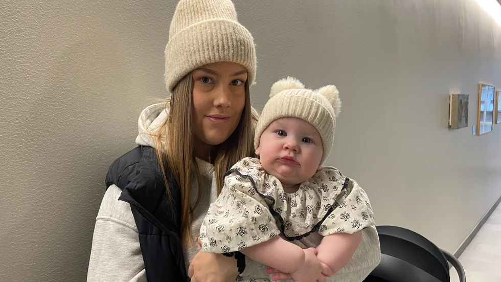 Johanna Lilja och dottern Kerstin på Vårdcentrum i Finspång. För Johanna var det självklart att gå och vaccinera sig mot HPV när erbjudandet kom upp. 