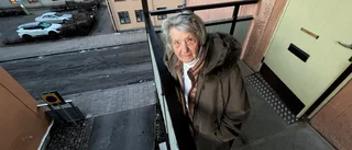97-åriga Britta kommer inte ut – hissen trasig i över en vecka