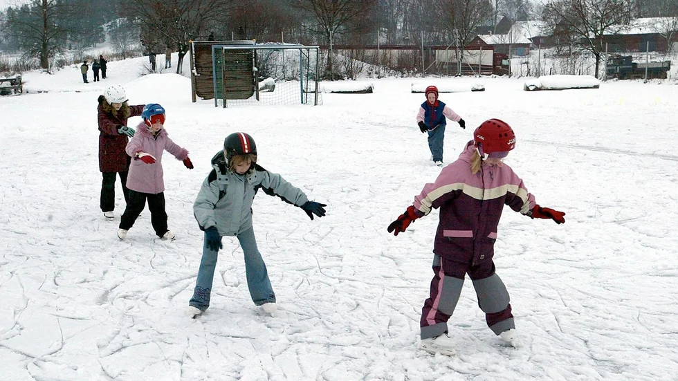 En bild från en tidigare vinter i Skolsta då skolbarnen där kunde åka skridskor.