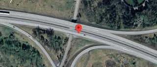 Stopp på E20 efter singelolycka