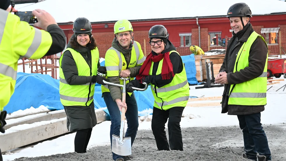Skebos vd Helena Markgren, avdelningschef Daniel Ödling på NCC och Skebos ordförande Harriet Claesson tar det första spadtaget på Anderstorpsgård. "Det blir ett drömboende", säger kommunalråd Lorents Burman (S).