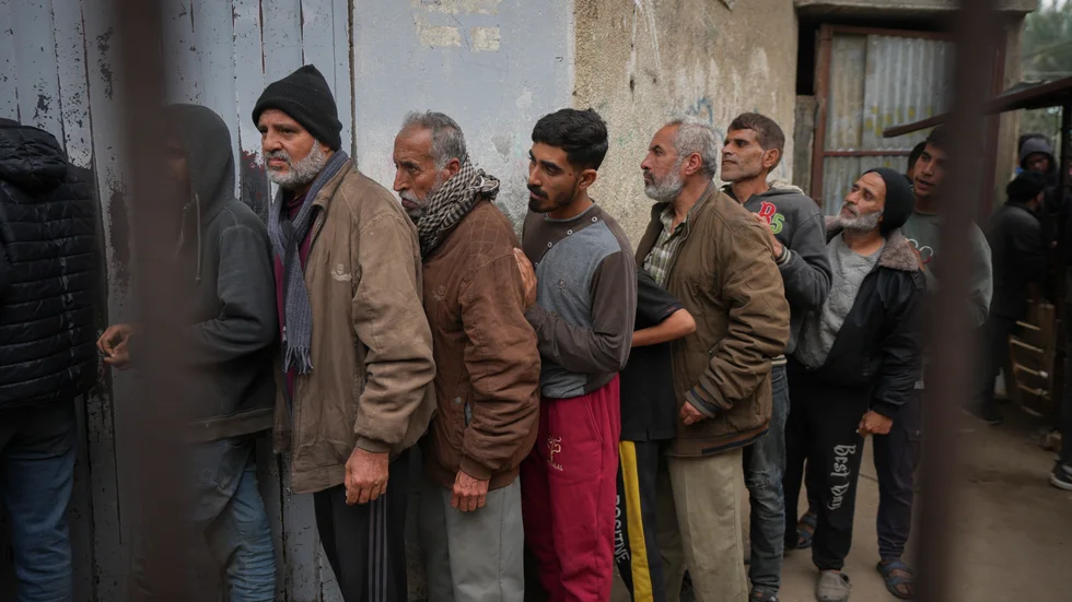Kö för att köpa bröd i Dayr al-Balah i Gazaremsan i fredags.