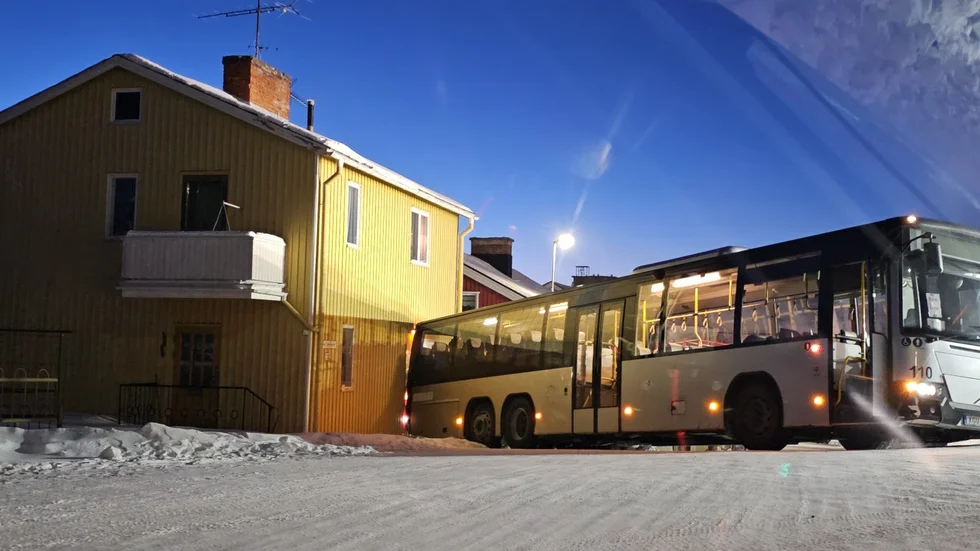 Buss i husvägg
